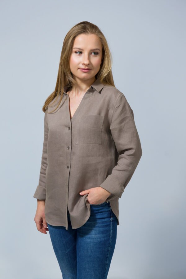 Koszula lniana damska mocca brązowa na modelce przód