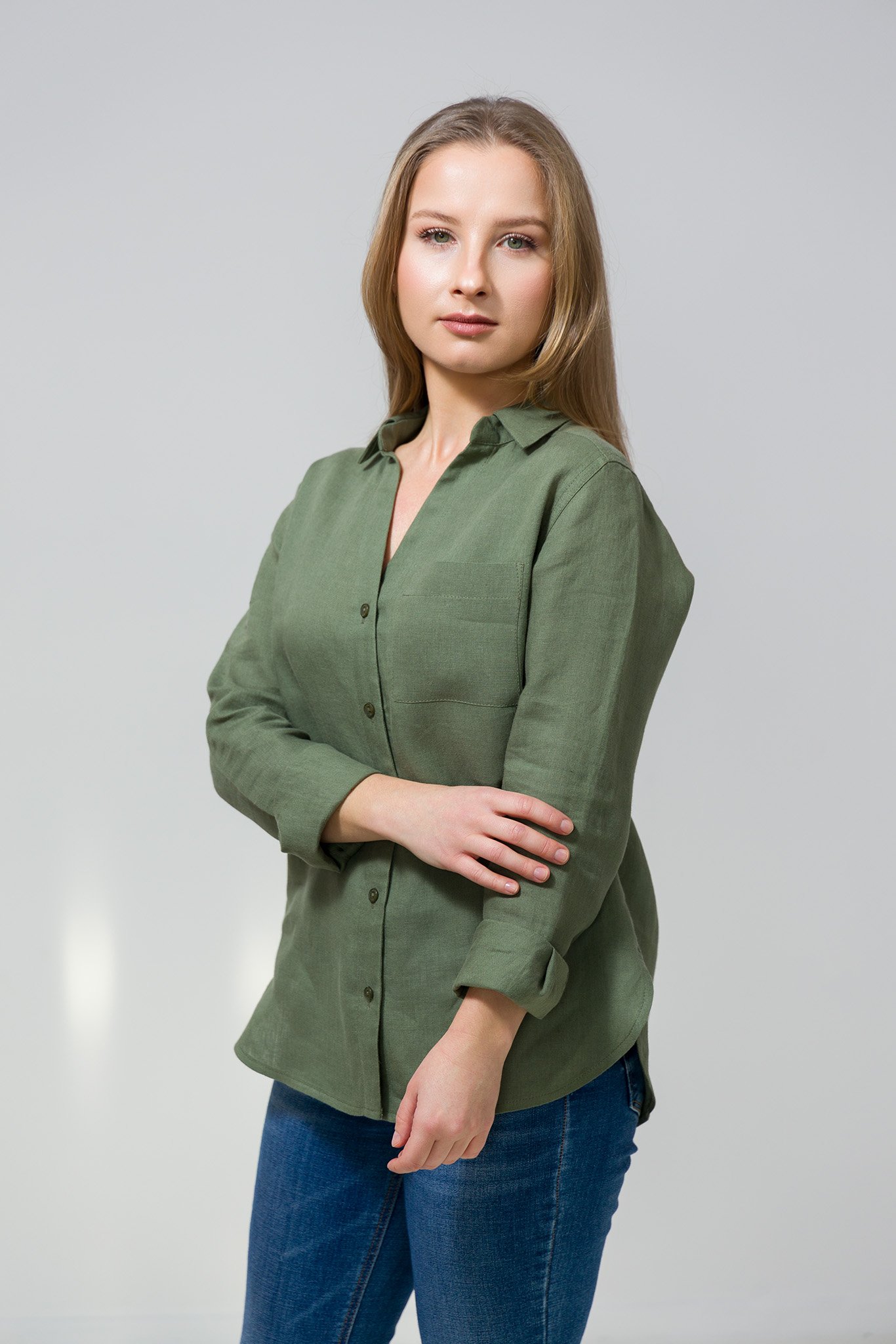 Koszula lniana damska avocado zielona na modelce przód