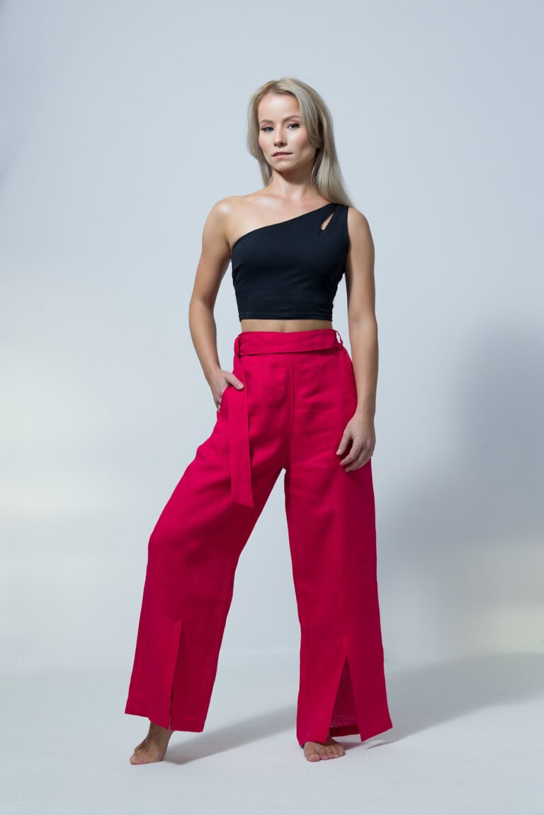 Spodnie damskie lniane viva magenta malinowe na modelce przód