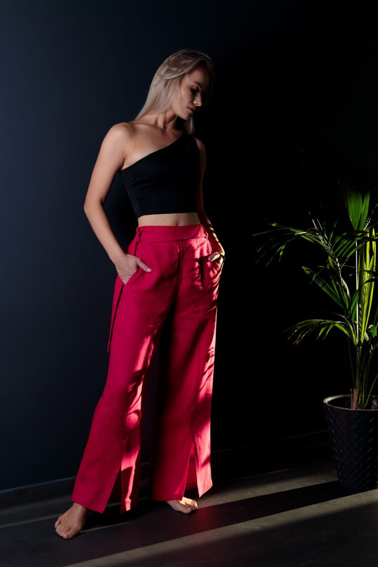 Spodnie damskie lniane viva magenta malinowe na modelce przód czarne tło