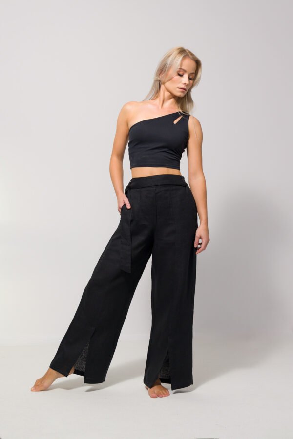 Spodnie damskie lniane czarne na modelce przód