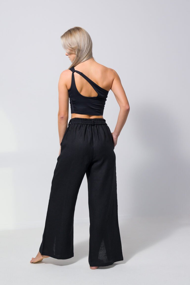 Spodnie damskie lniane czarne na modelce tył