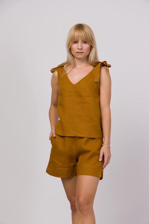Bluzka musztardowa na modelce