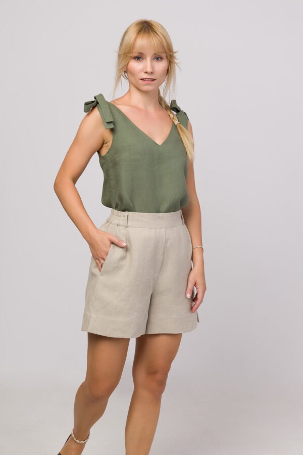 Szorty naturalne na modelce przód